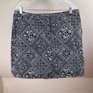KAREN SCOTT Navy/White Pattern Skort. Size 14. Button/Zipper closure. 2 Pockets
